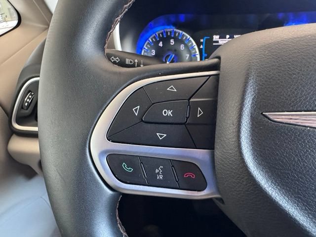 Used 2017 Chrysler Pacifica Touring-L FWD image 17
