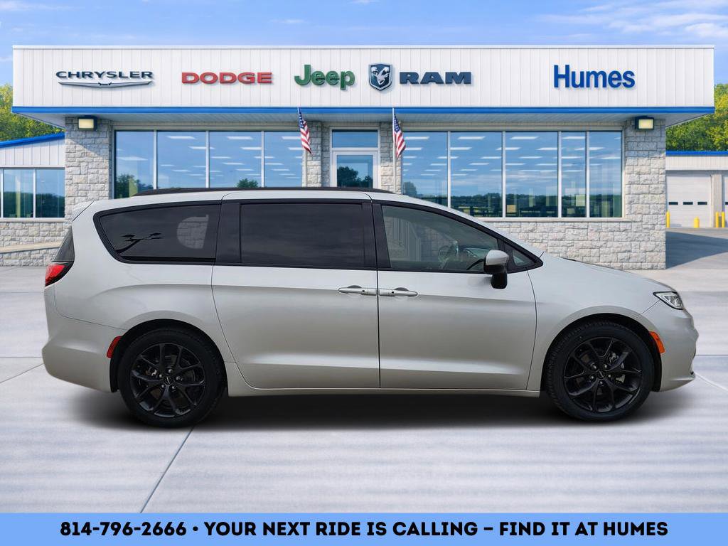 Used 2023 Chrysler Pacifica Touring-L w/ S Appearance Package image 2