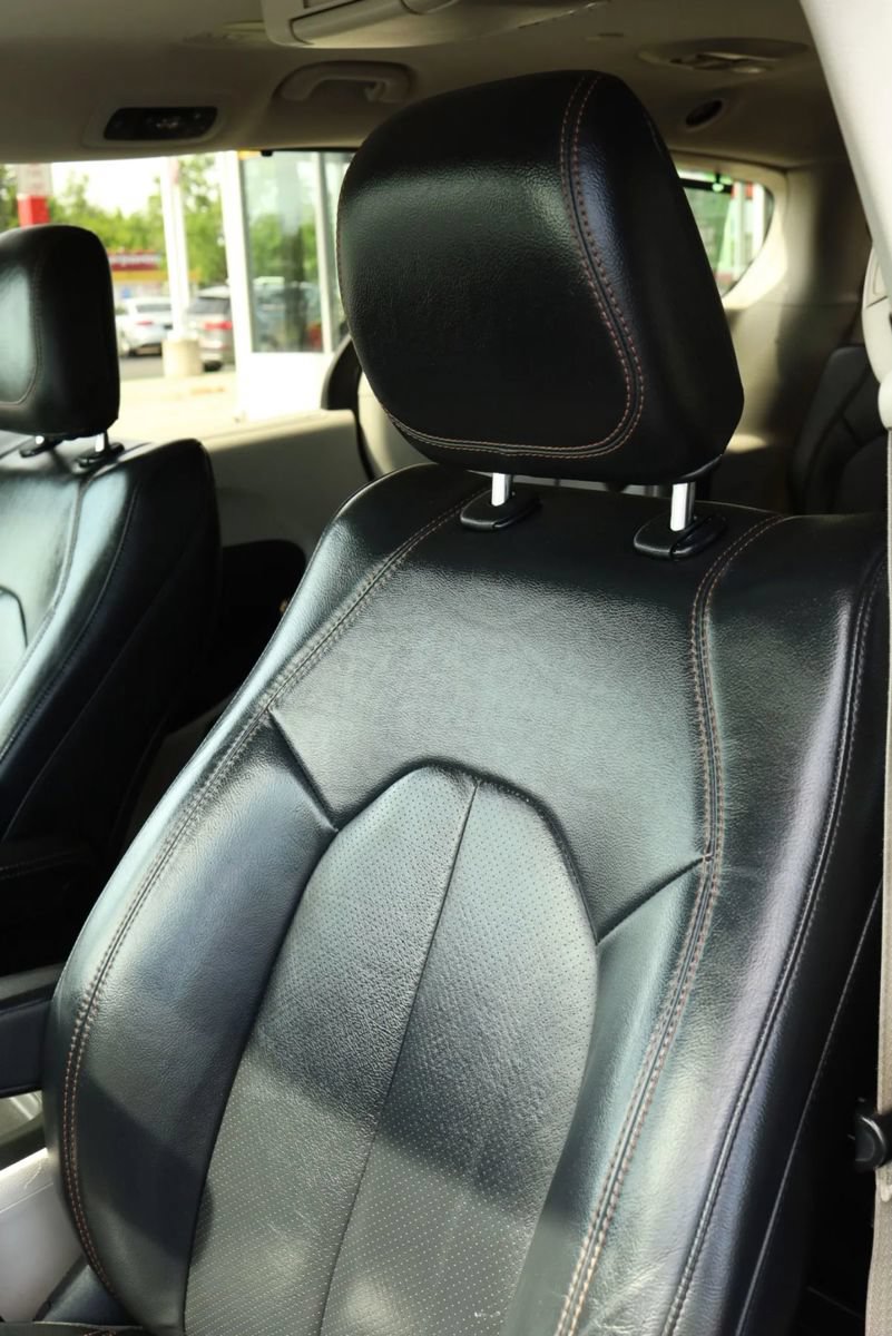 Used 2018 Chrysler Pacifica Touring-L FWD image 18