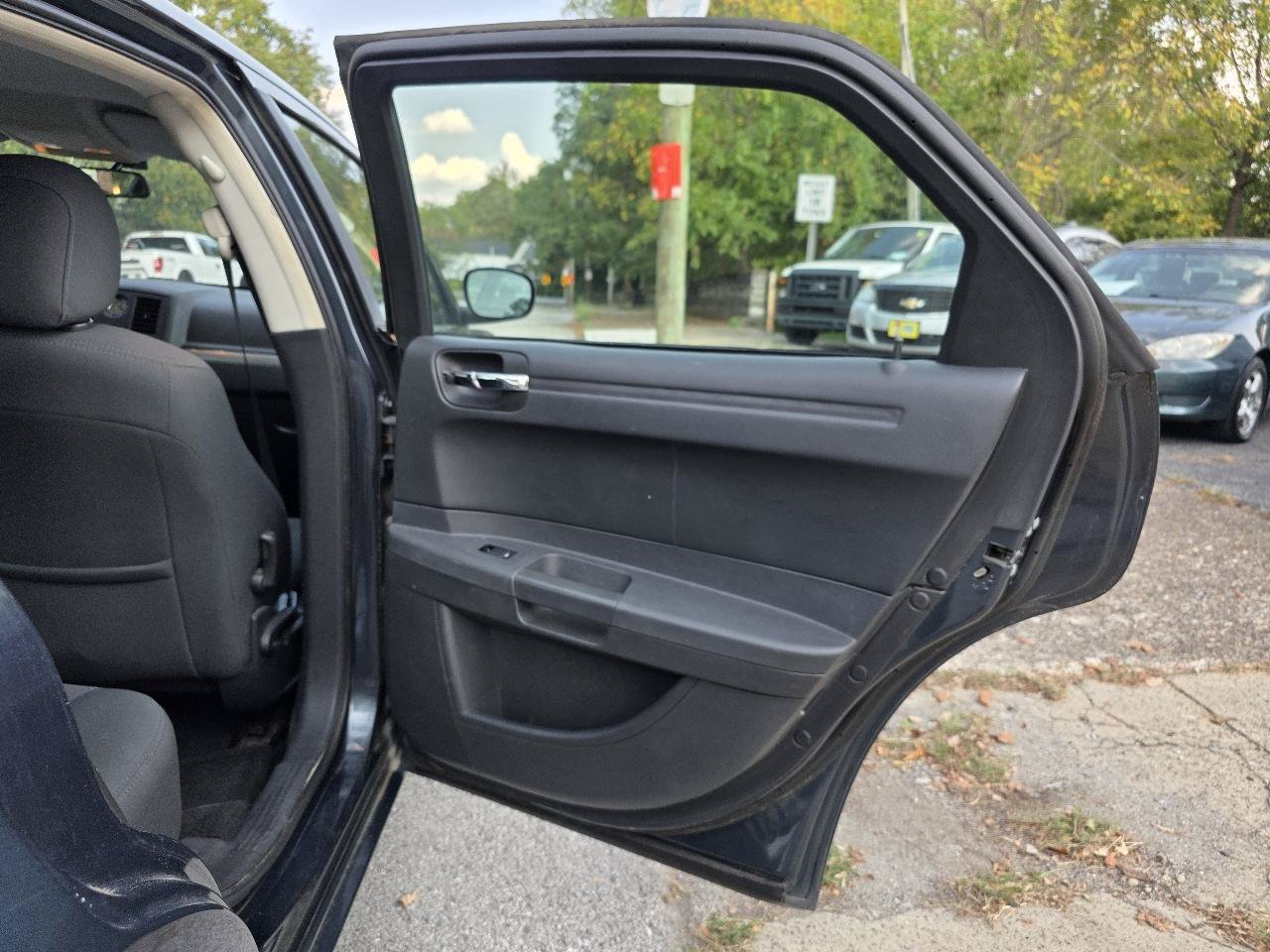 Used 2008 Chrysler 300 LX RWD image 30