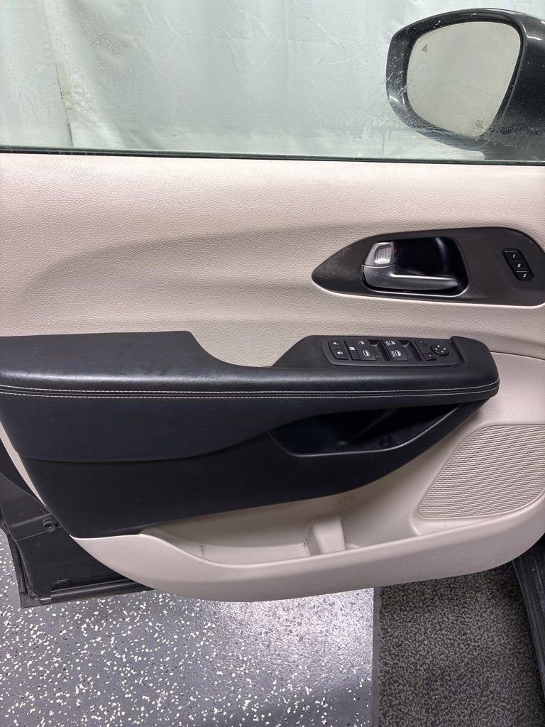 Used 2022 Chrysler Pacifica Touring-L FWD image 13