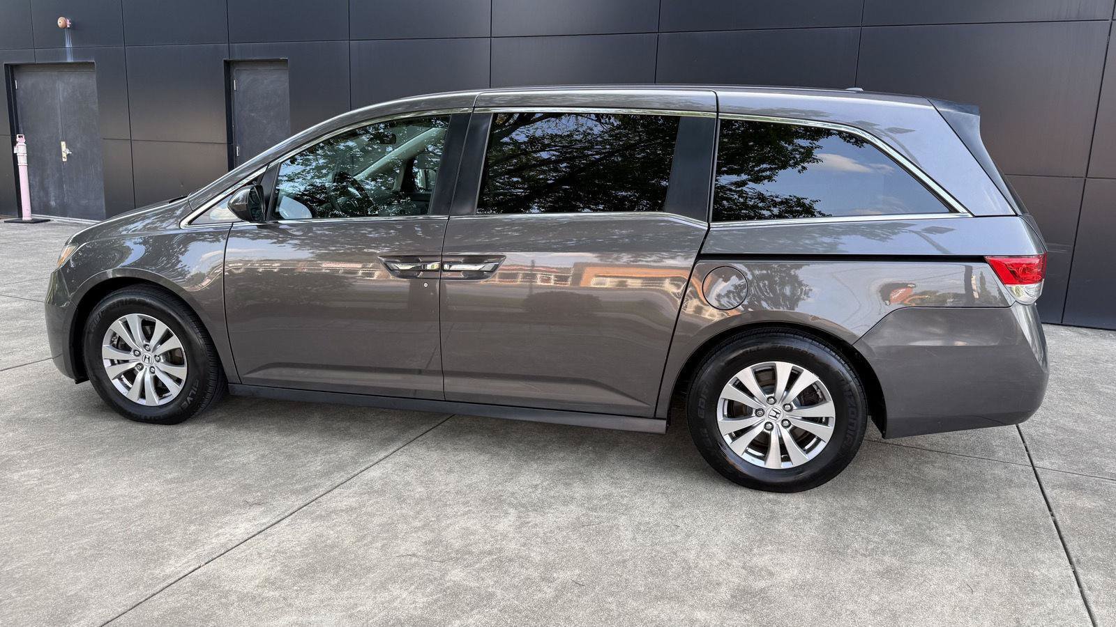 Used 2016 Honda Odyssey SE image 1