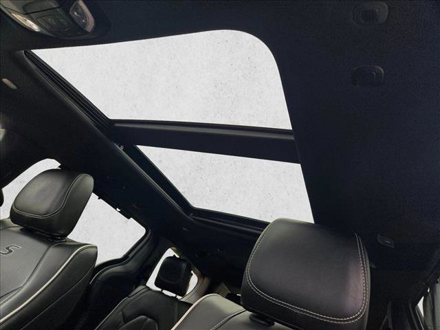 Used 2025 Chrysler Pacifica Limited image 16