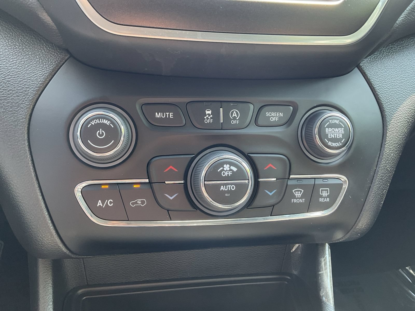 Used 2022 Jeep Cherokee Trailhawk w/ Sound & Nav Group AWD/4WD image 19