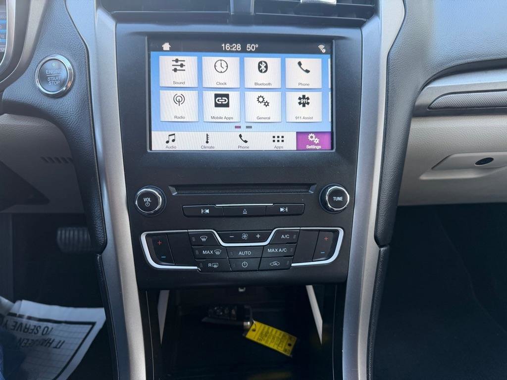 Used 2017 Ford Fusion SE image 29