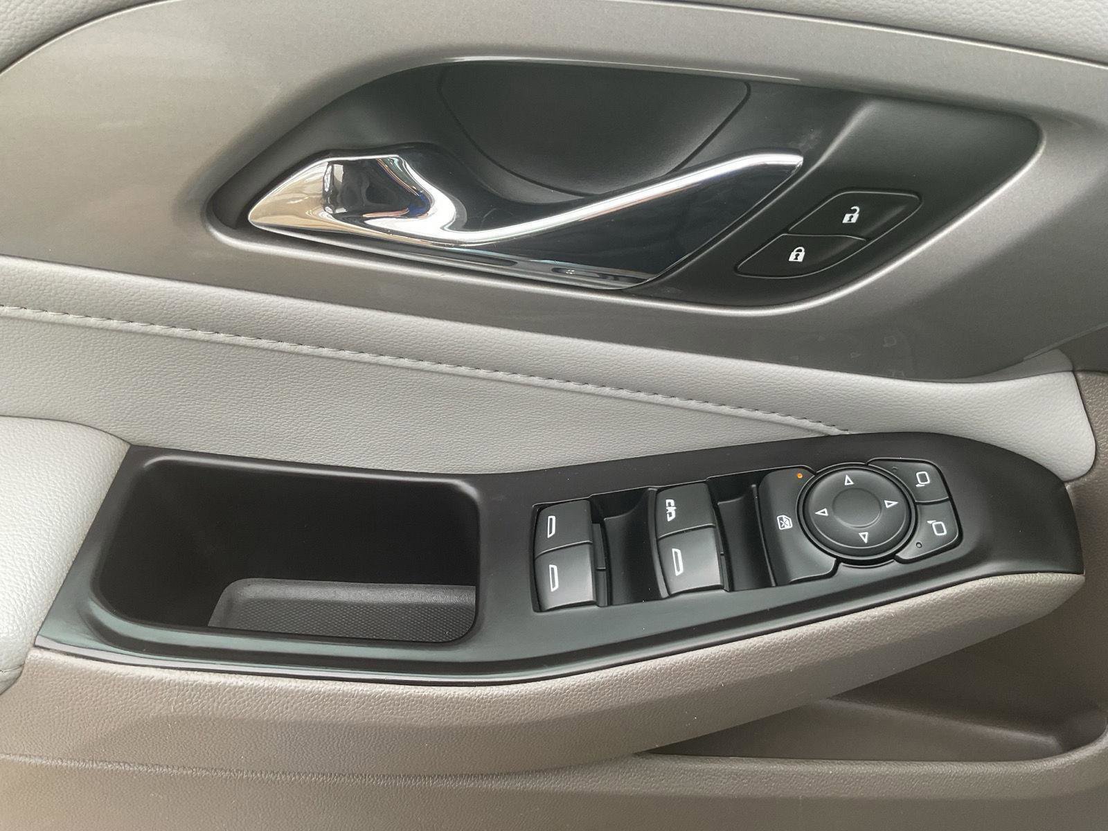 Used 2020 Chevrolet Traverse LT image 9