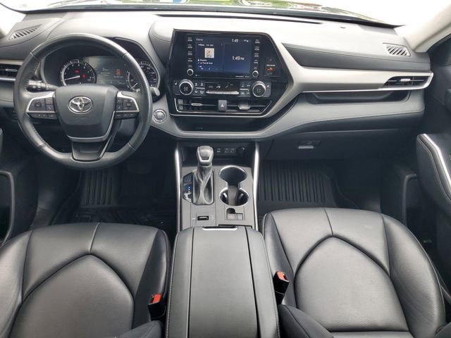 Used 2022 Toyota Highlander XLE FWD image 3