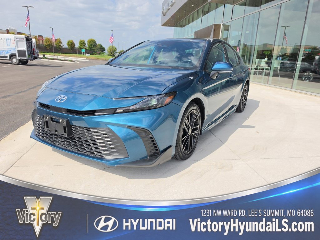 Used 2025 Toyota Camry SE FWD image 1
