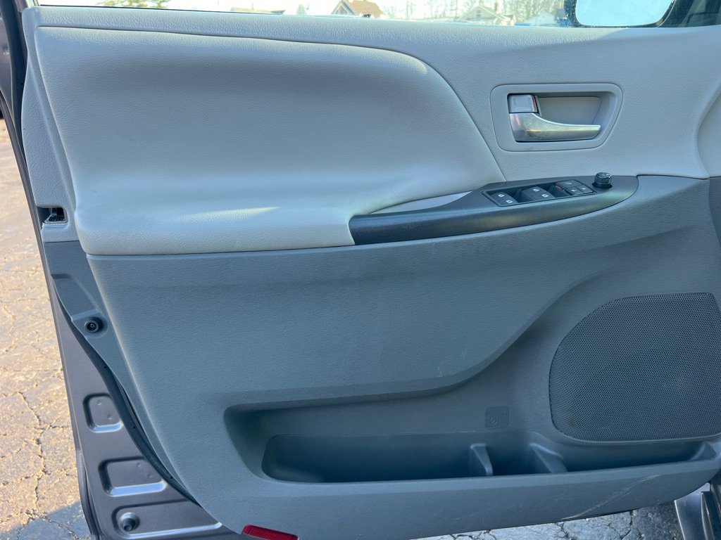 Used 2017 Toyota Sienna LE image 11