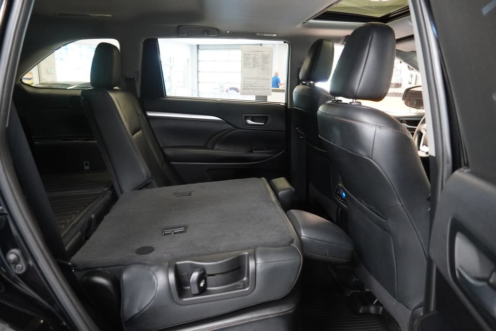 Used 2019 Toyota Highlander XLE AWD/4WD image 36