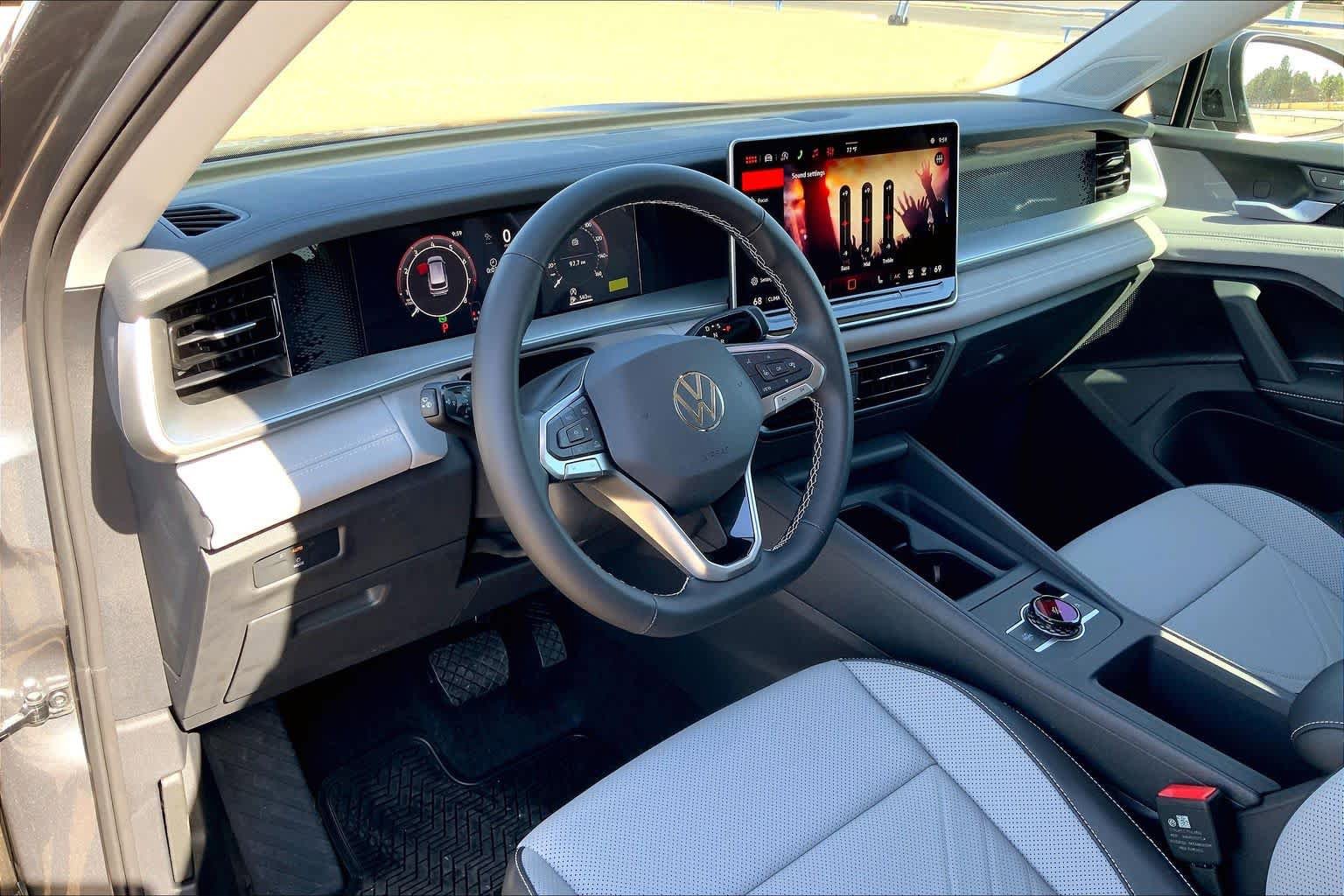 New 2026 Volkswagen Tiguan SE FWD image 8