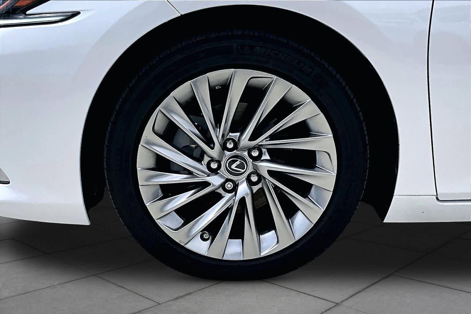 Used 2019 Lexus ES 350 Ultra Luxury w/ Accessory Package 2 FWD image 10