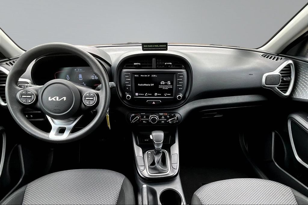 Used 2025 Kia Soul LX w/ LX Technology Package FWD image 8