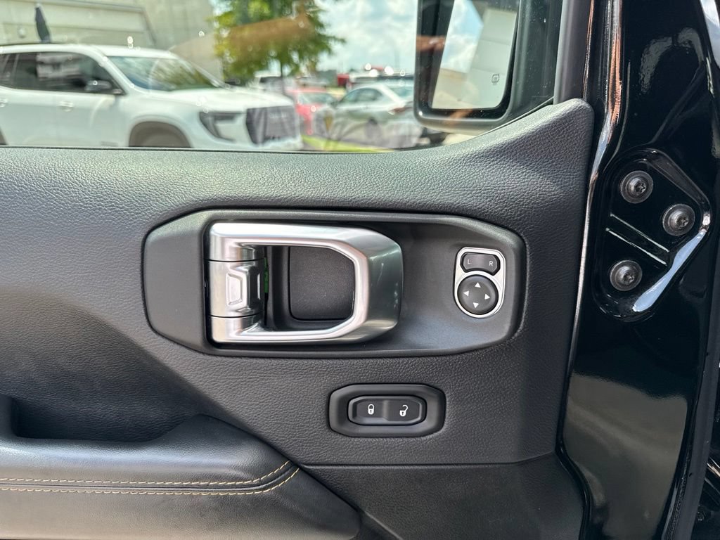 Used 2025 Jeep Wrangler Unlimited Sahara AWD/4WD image 10