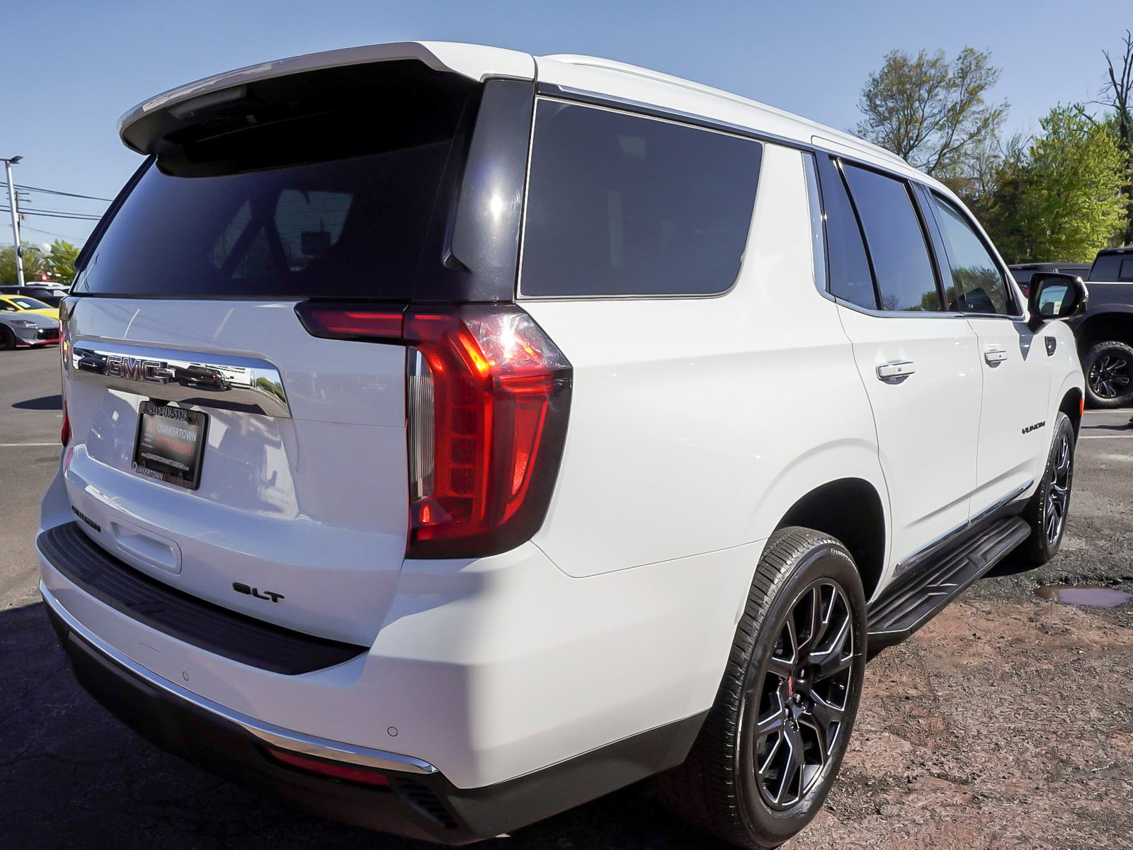 Used 2024 GMC Yukon SLT w/ SLT Luxury Package AWD/4WD image 6