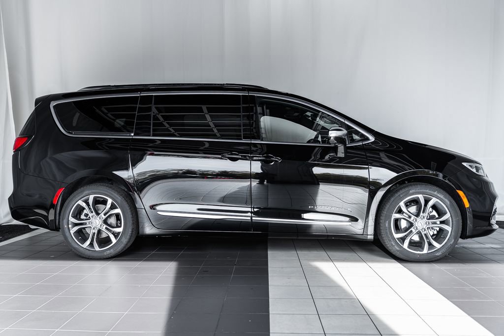 New 2026 Chrysler Pacifica Pinnacle image 3