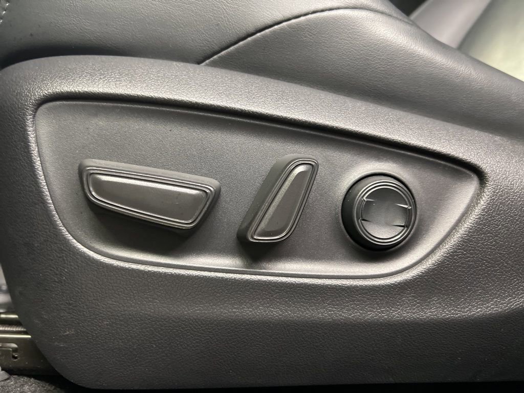 Used 2022 Toyota Venza XLE image 29