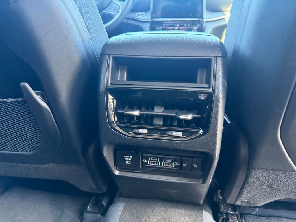 Used 2023 Jeep Grand Cherokee Limited w/ Black Appearance Package AWD/4WD image 11