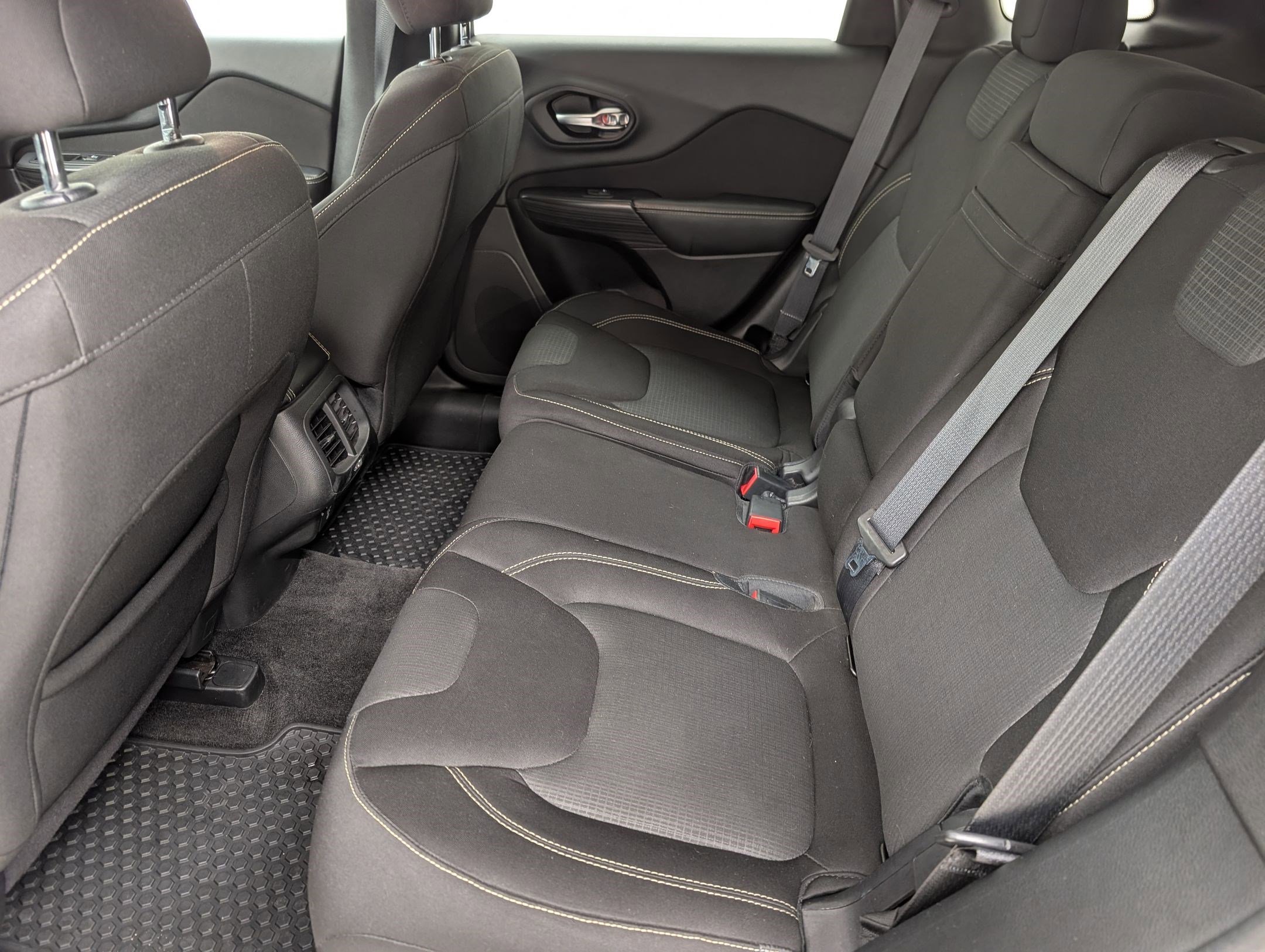 Used 2015 Jeep Cherokee Latitude w/ Cold Weather Group image 12