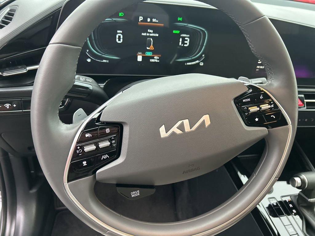 Used 2023 Kia Niro EX image 17