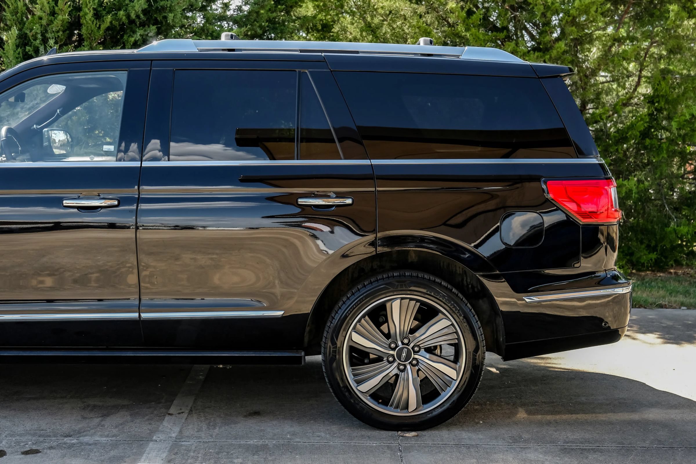 Used 2019 Lincoln Navigator Black Label w/ Cargo Package AWD/4WD image 14