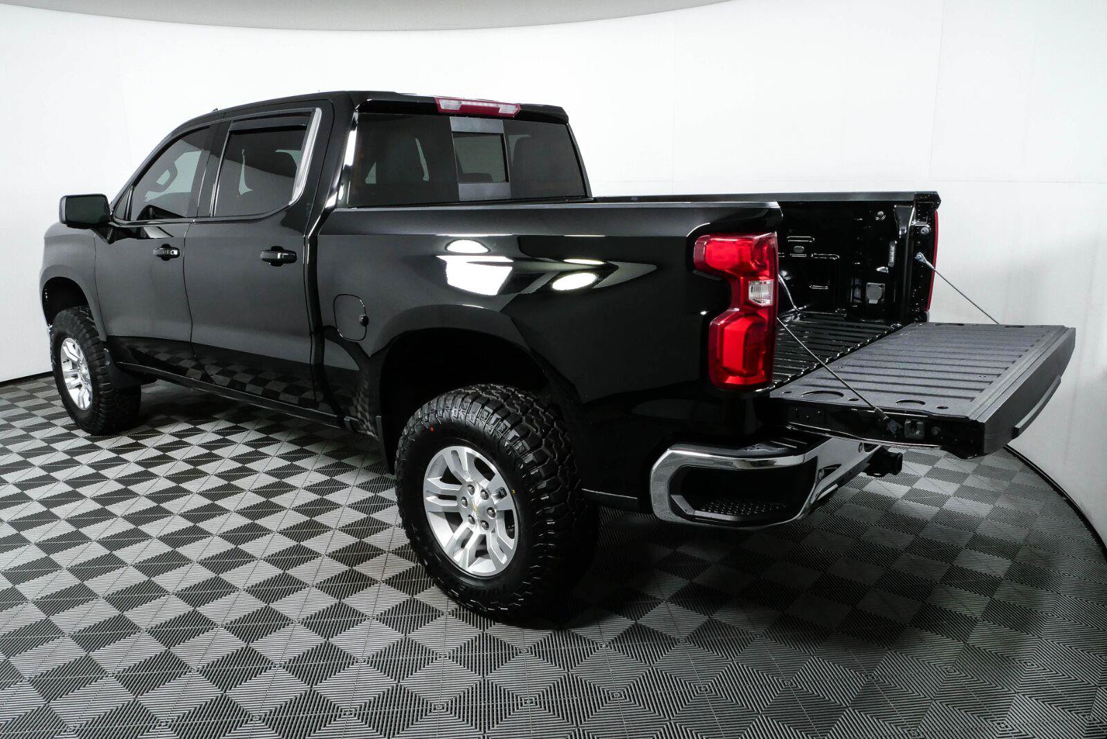 Used 2022 Chevrolet Silverado 1500 LTZ w/ LTZ Convenience Package II AWD/4WD image 32