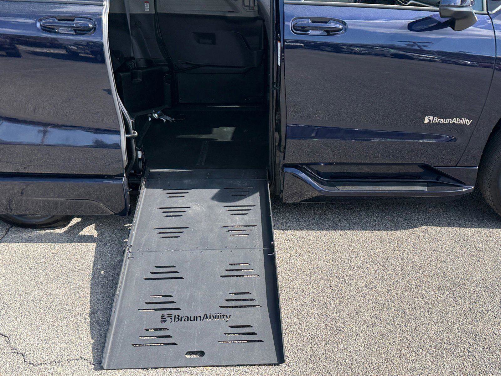 Used 2024 Toyota Sienna LE FWD image 15