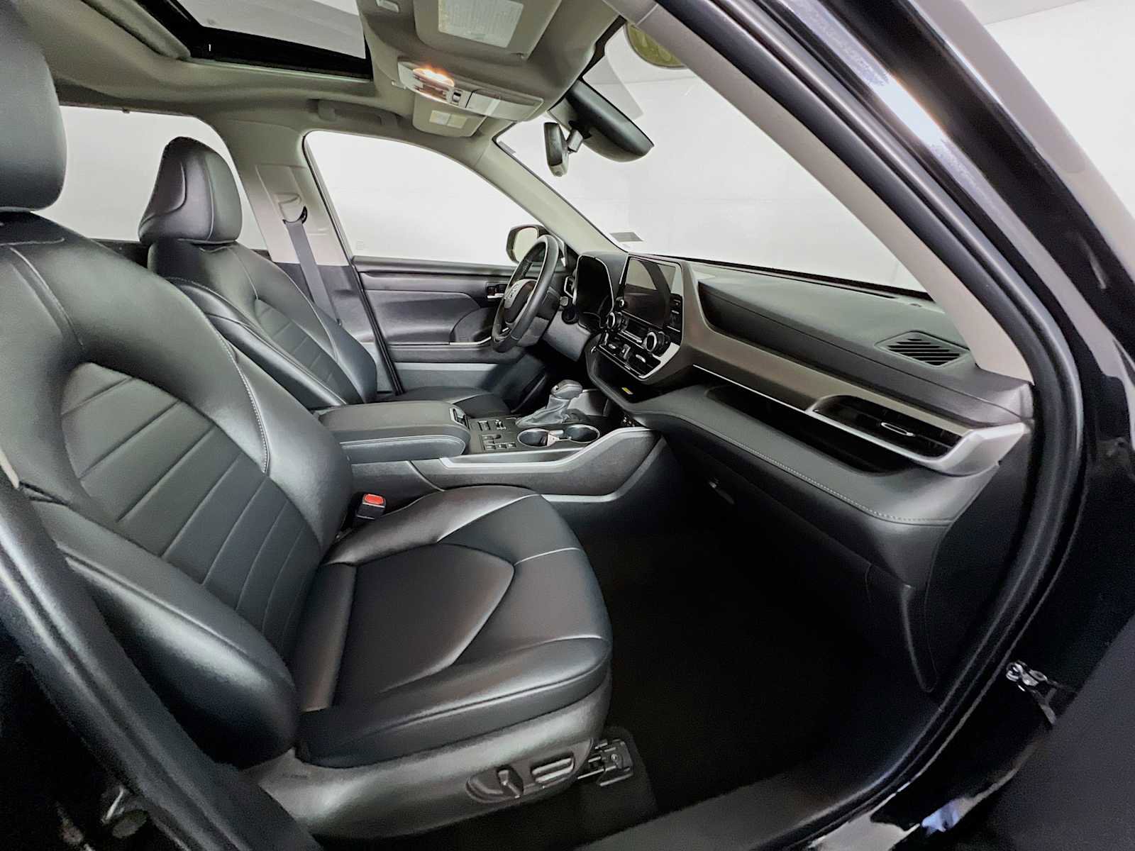 Used 2024 Toyota Highlander XLE image 28