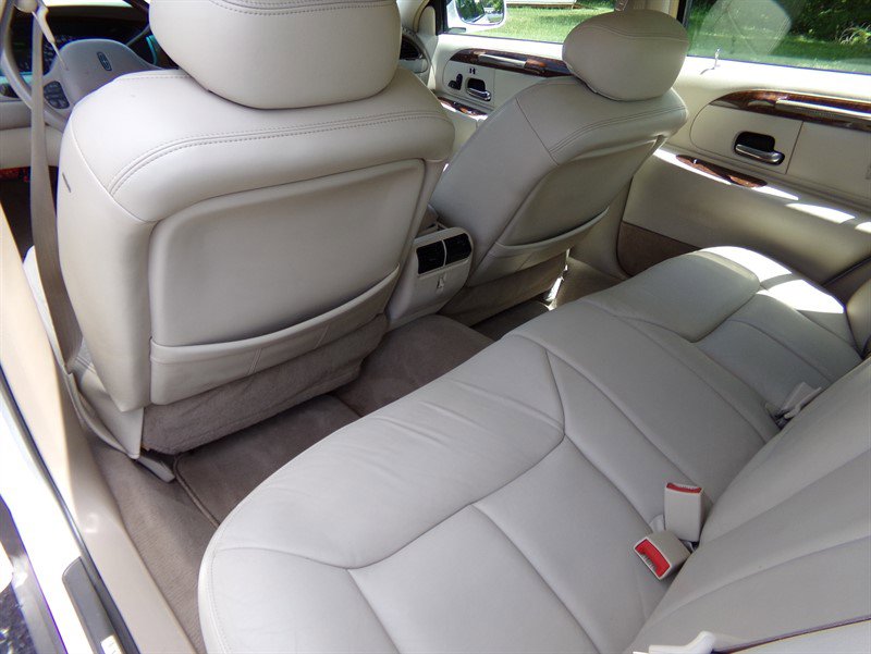 Used 2001 Lincoln Town Car Cartier RWD image 25