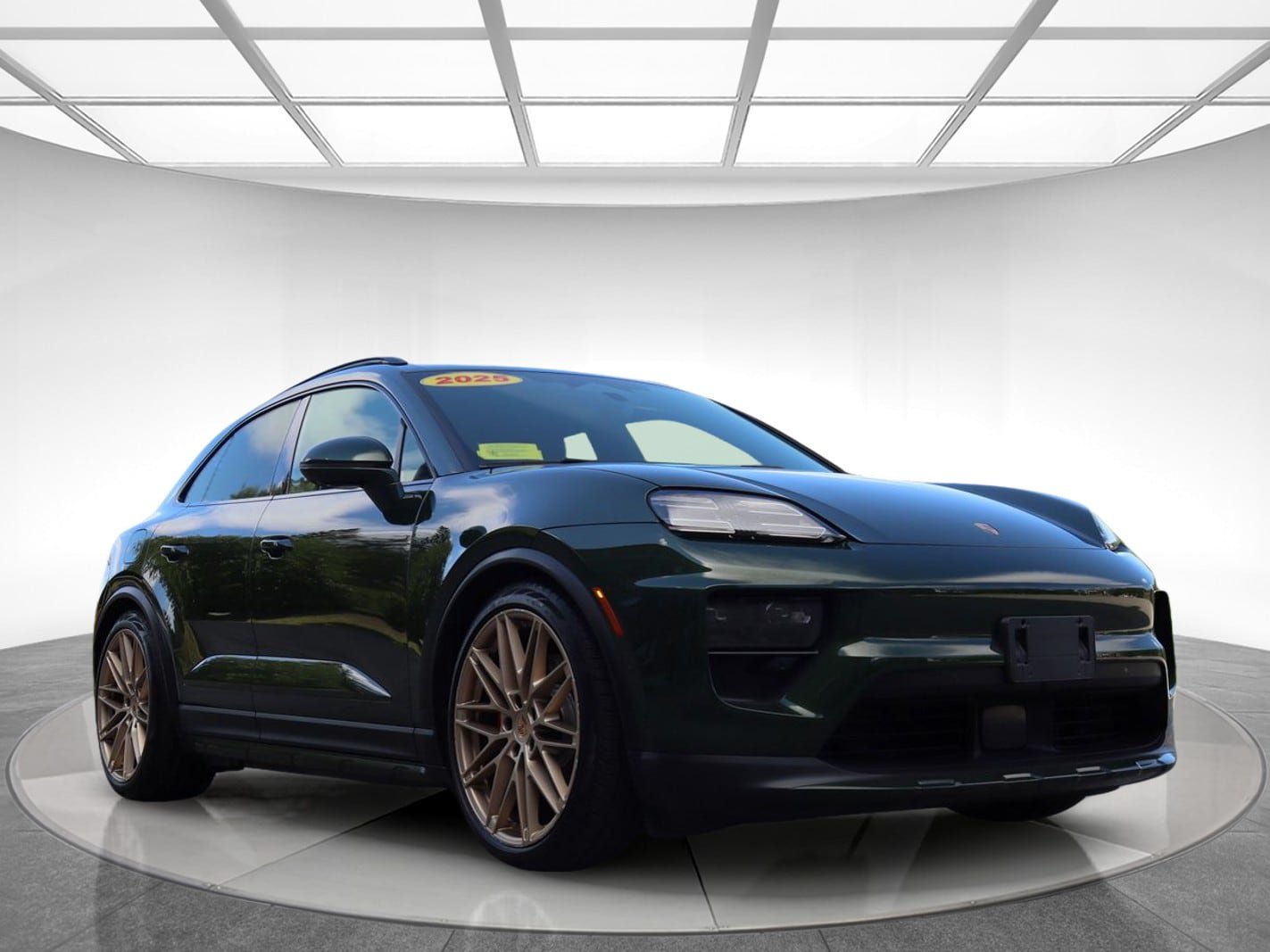 Used 2025 Porsche Macan 4S Electric AWD/4WD image 3