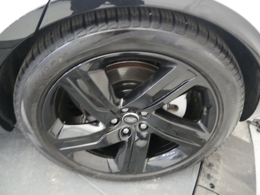 Used 2025 Land Rover Discovery Dynamic SE image 14