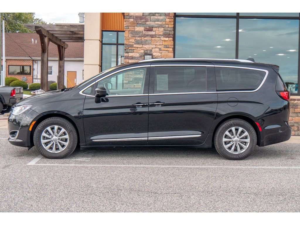 Used 2019 Chrysler Pacifica Touring-L image 6