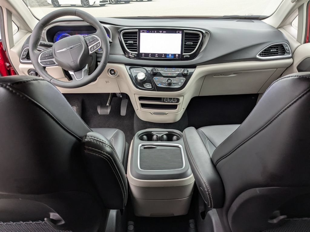 Used 2024 Chrysler Pacifica Touring-L FWD image 4