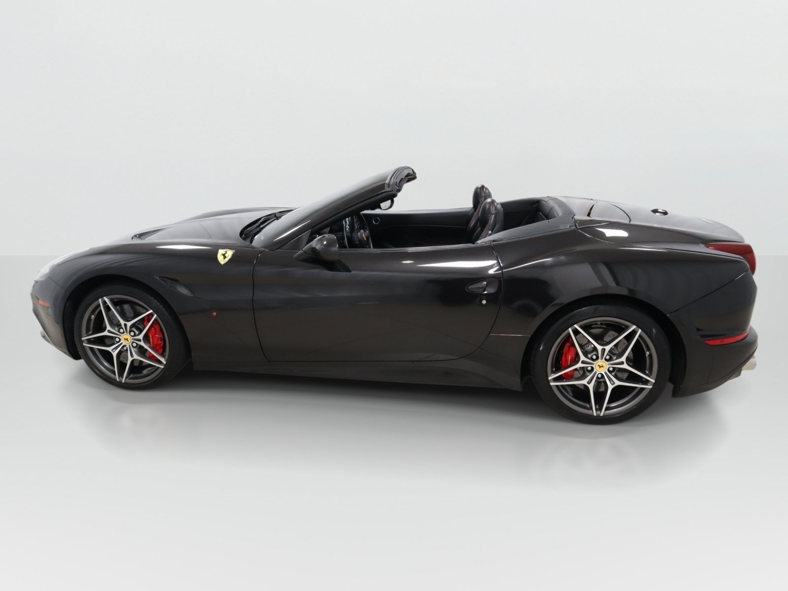 Used 2016 Ferrari California T RWD image 15