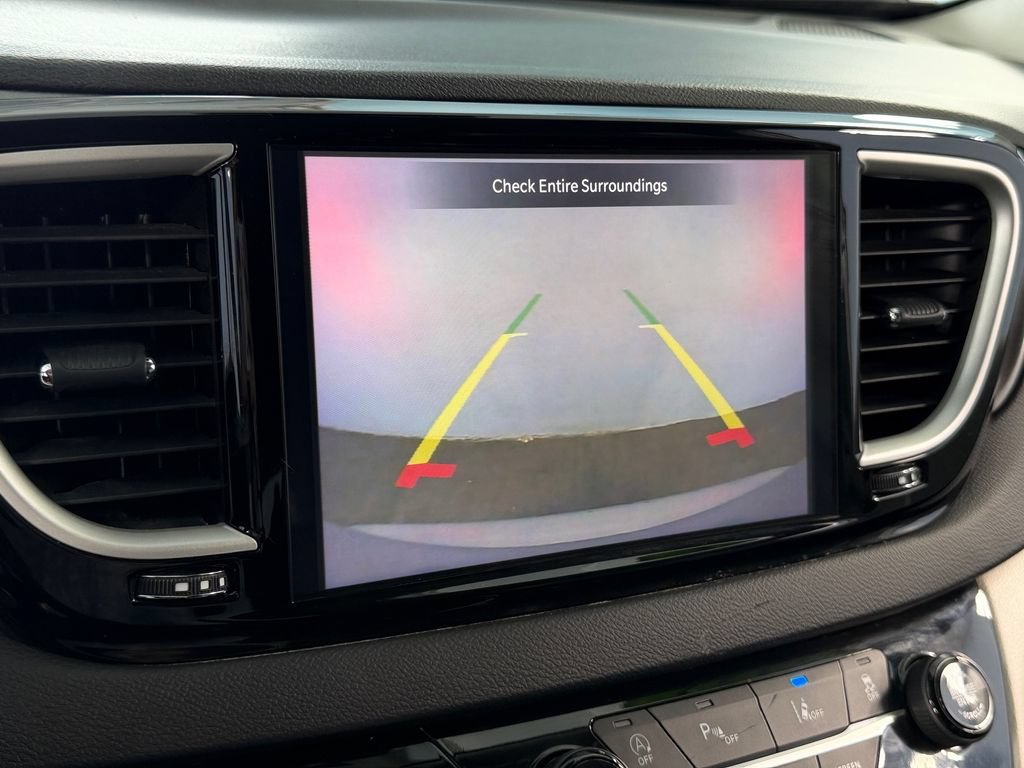 Used 2023 Chrysler Pacifica Touring-L FWD image 18