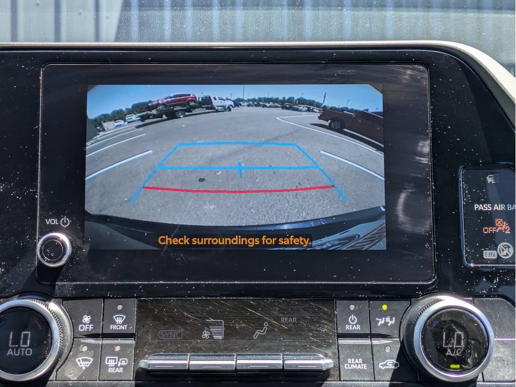 Used 2025 Toyota Highlander LE FWD image 18