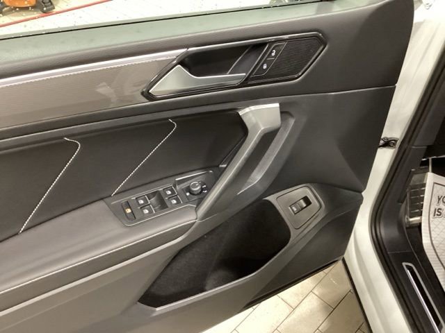 Certified 2023 Volkswagen Tiguan SE R-Line image 17