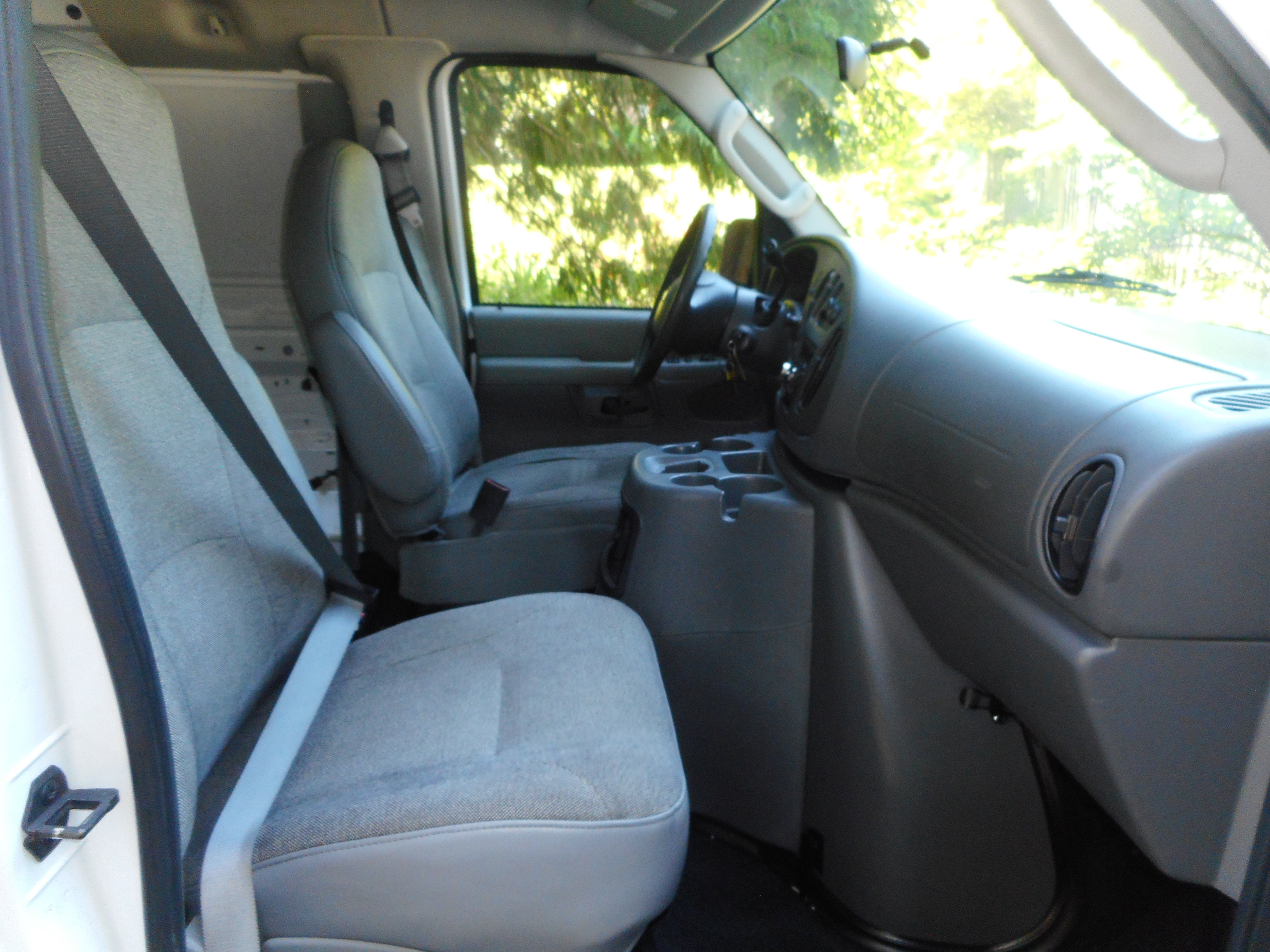Used 2004 Ford E-350 and Econoline 350 Super Duty RWD image 25