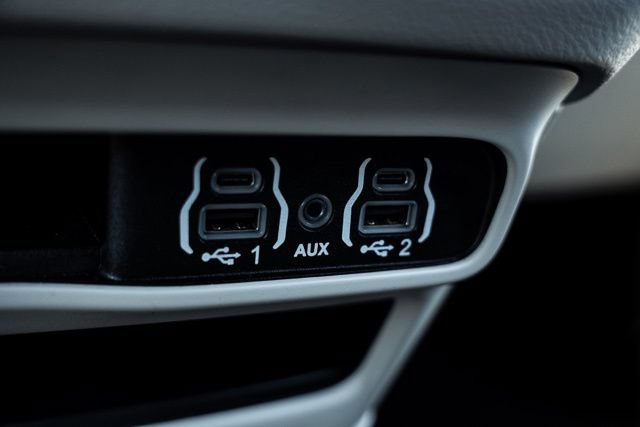 Used 2023 Chrysler Pacifica Touring-L FWD image 21