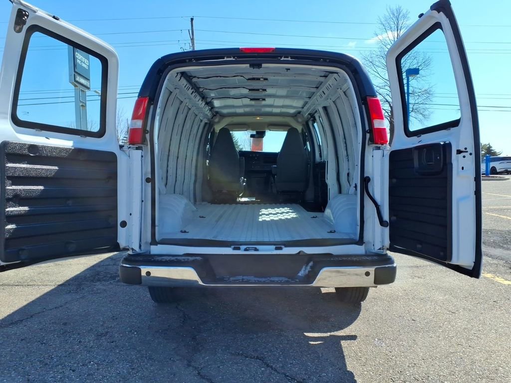 Certified 2025 GMC Savana 2500 Extended w/ Driver Convenience Package RWD image 8