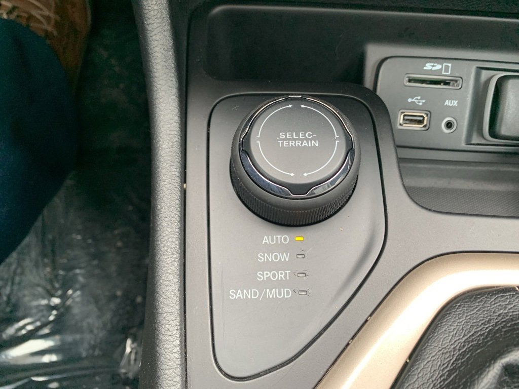 Used 2015 Jeep Cherokee Limited w/ Luxury Group image 29