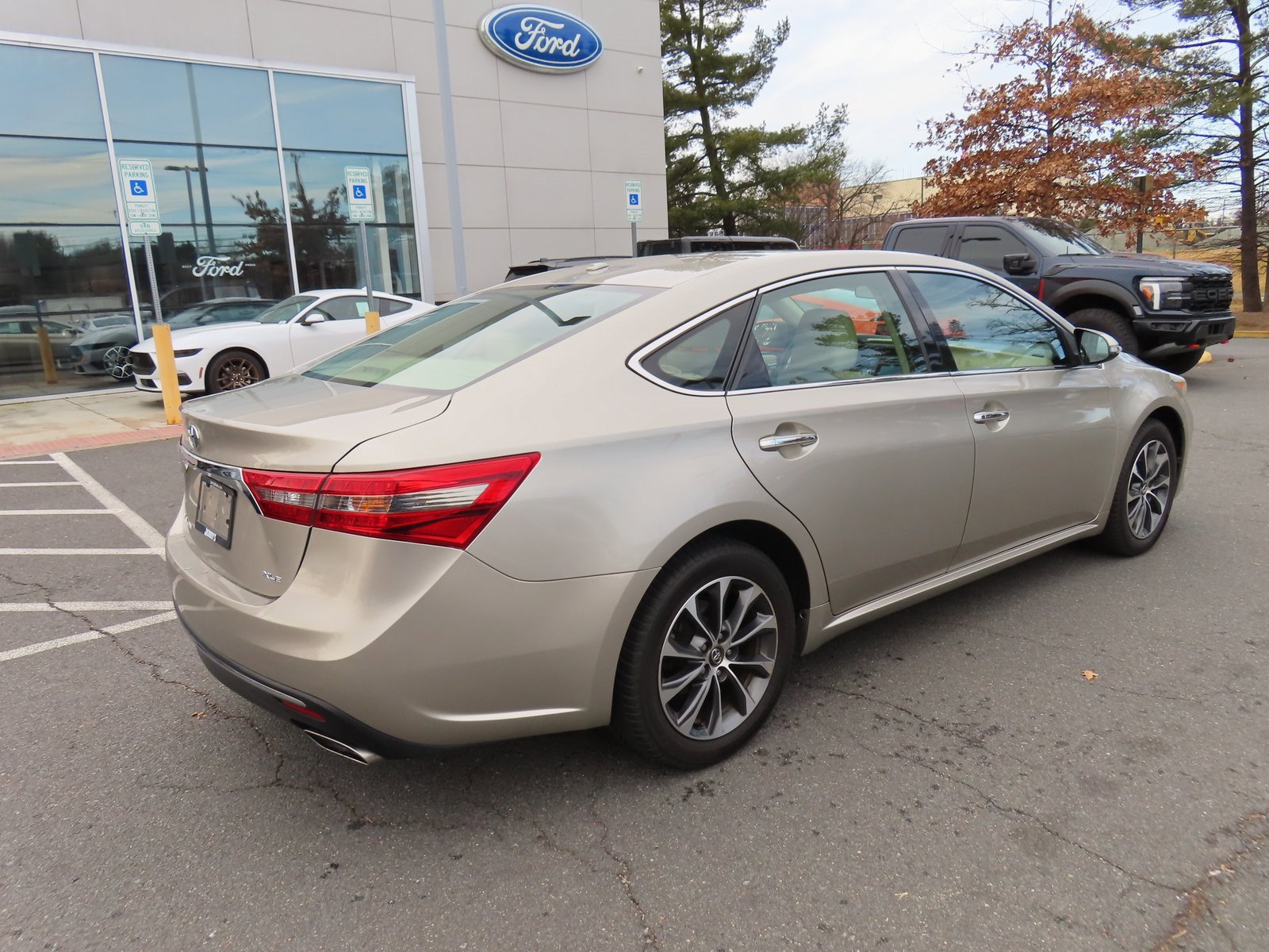 Used 2016 Toyota Avalon XLE Plus image 5