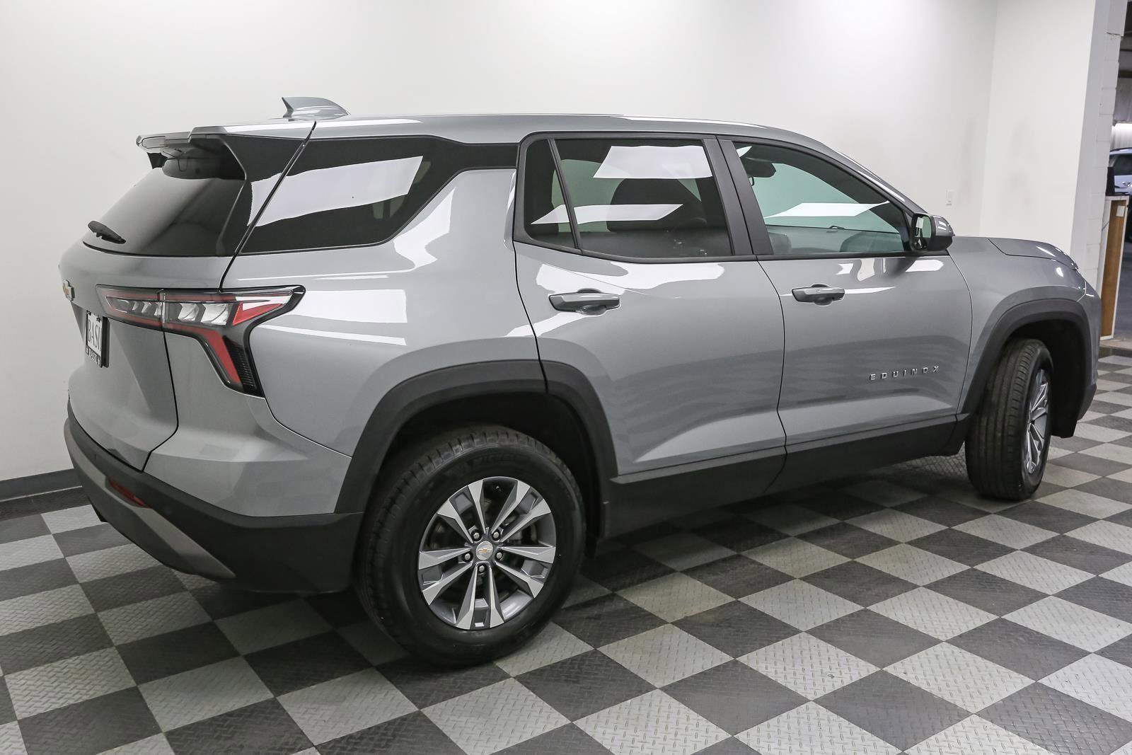 Used 2026 Chevrolet Equinox LT AWD/4WD image 9