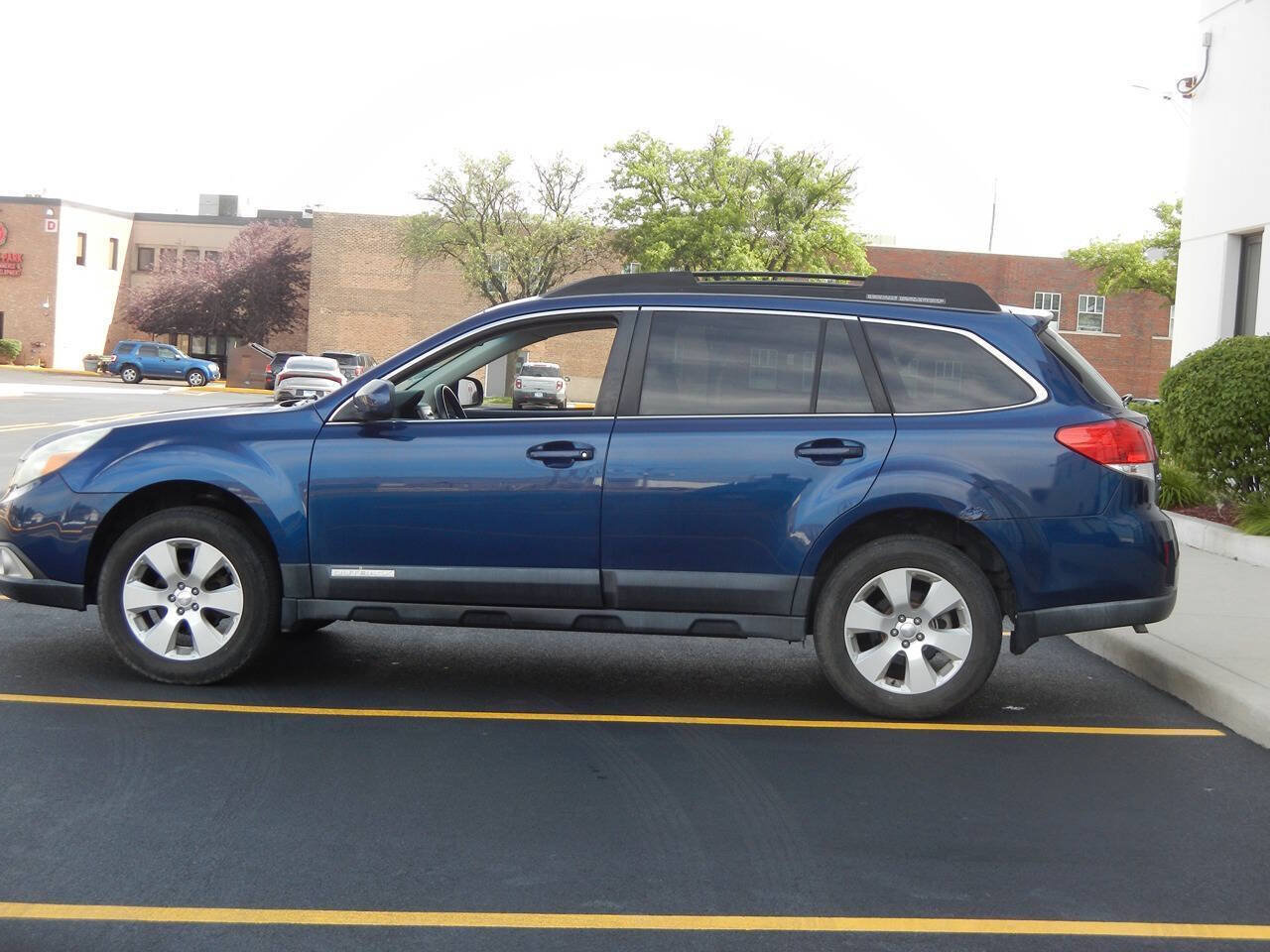 Used 2011 Subaru Outback 2.5i Premium w/ All-Weather Pkg AWD/4WD image 11