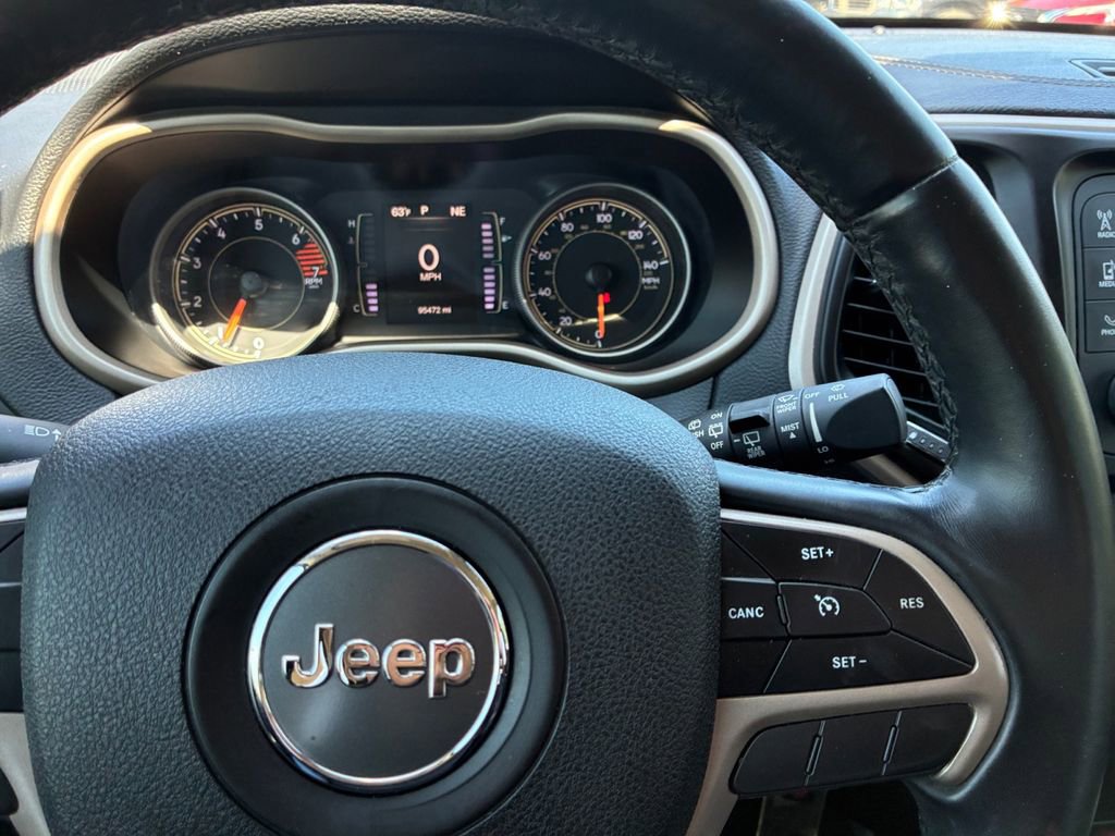 Used 2018 Jeep Cherokee Latitude w/ Altitude Package FWD image 12
