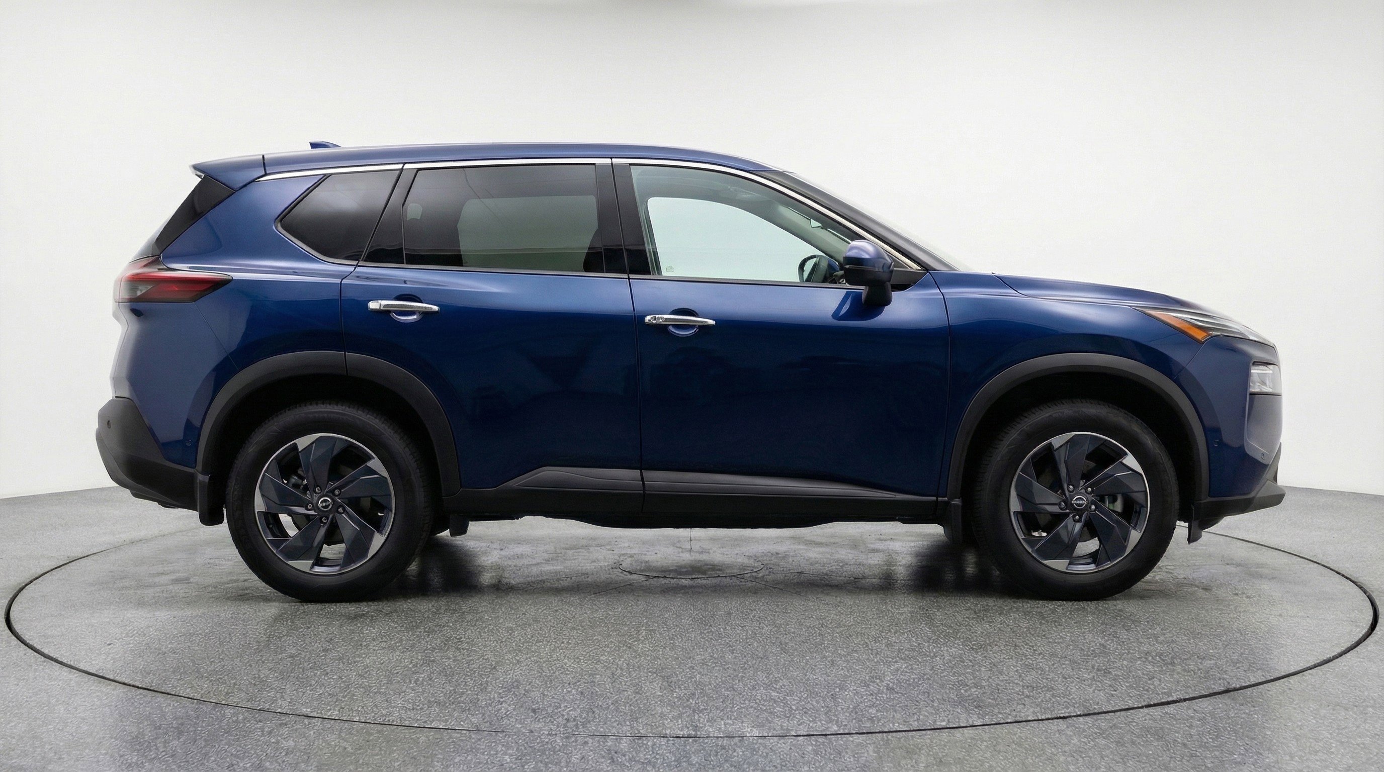 Used 2025 Nissan Rogue SV image 11