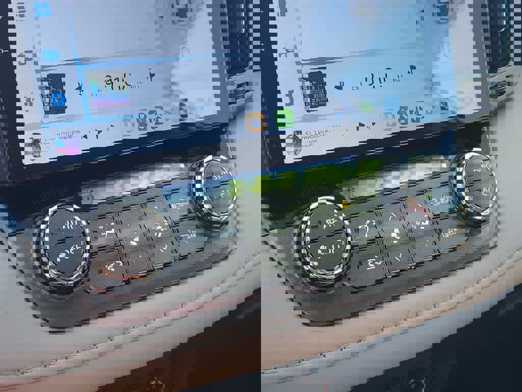 Used 2015 Toyota RAV4 Limited w/ Technology Package image 28