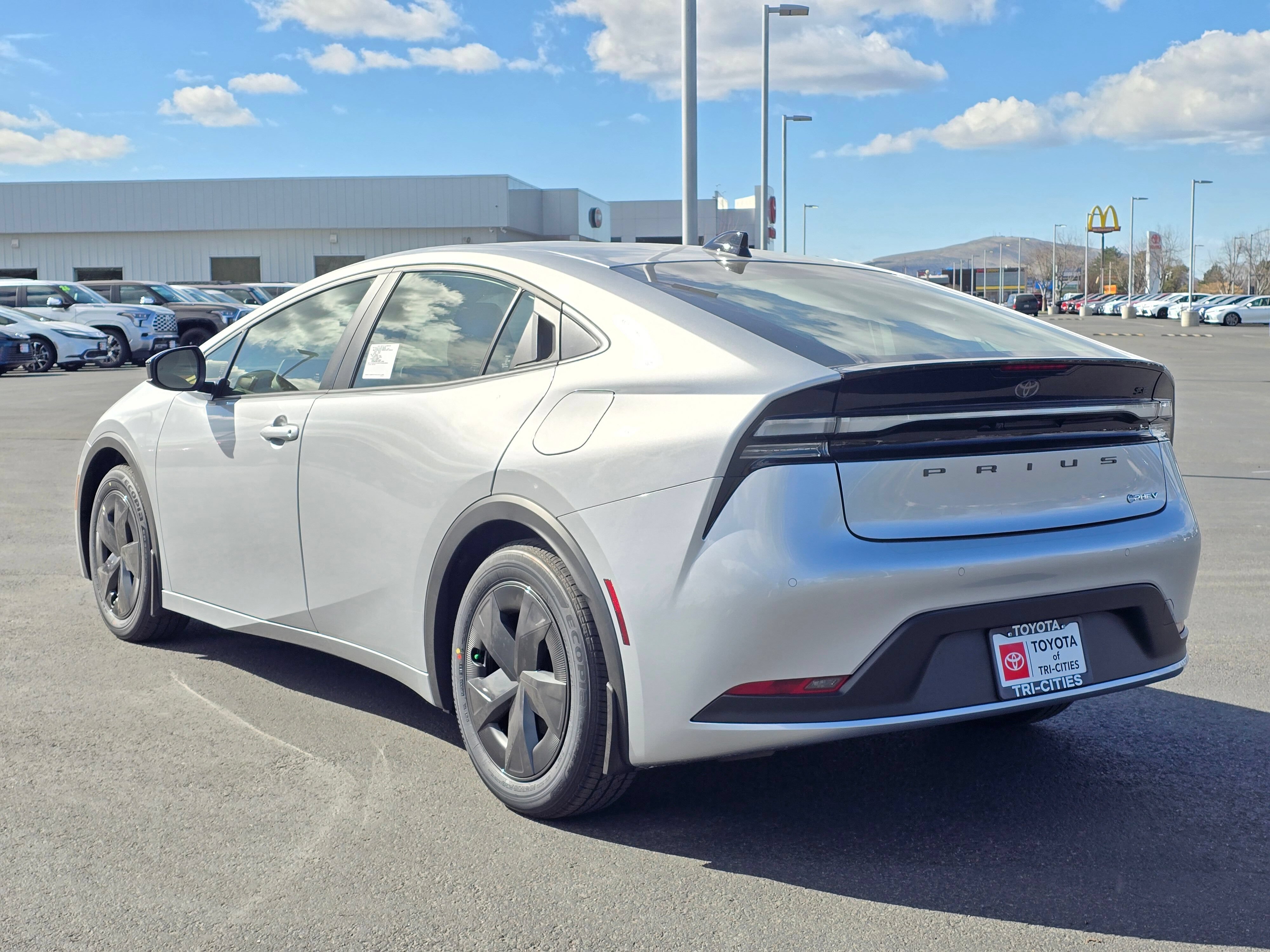 Certified 2026 Toyota Prius Plug-In Hybrid FWD image 34