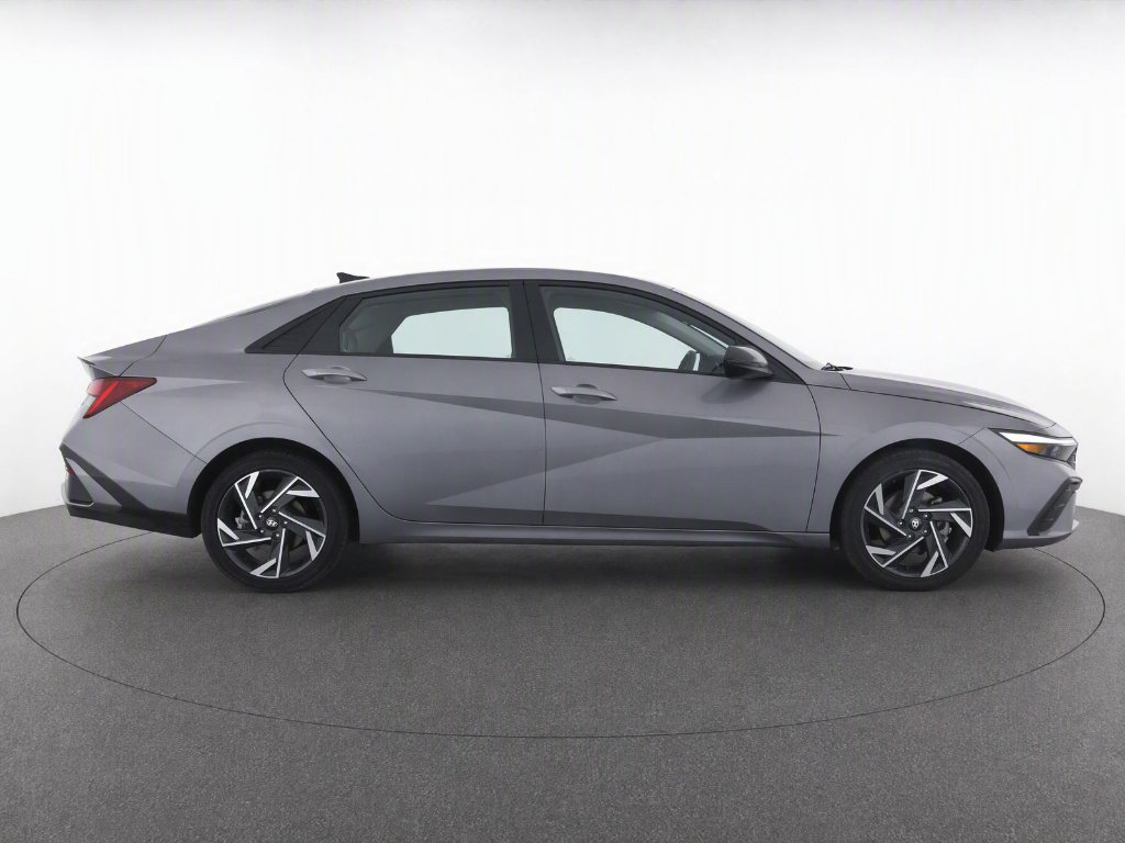 Used 2025 Hyundai Elantra SEL FWD image 8