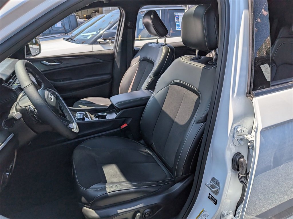 Used 2025 Jeep Grand Cherokee L Altitude image 21